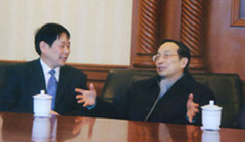 Цзян Чжэнхуа, заместитель председателя NPC, беседует с руководителями Zhejiang Geely Decorating Materials Co., Ltd. о стратегиях развития предприятия
